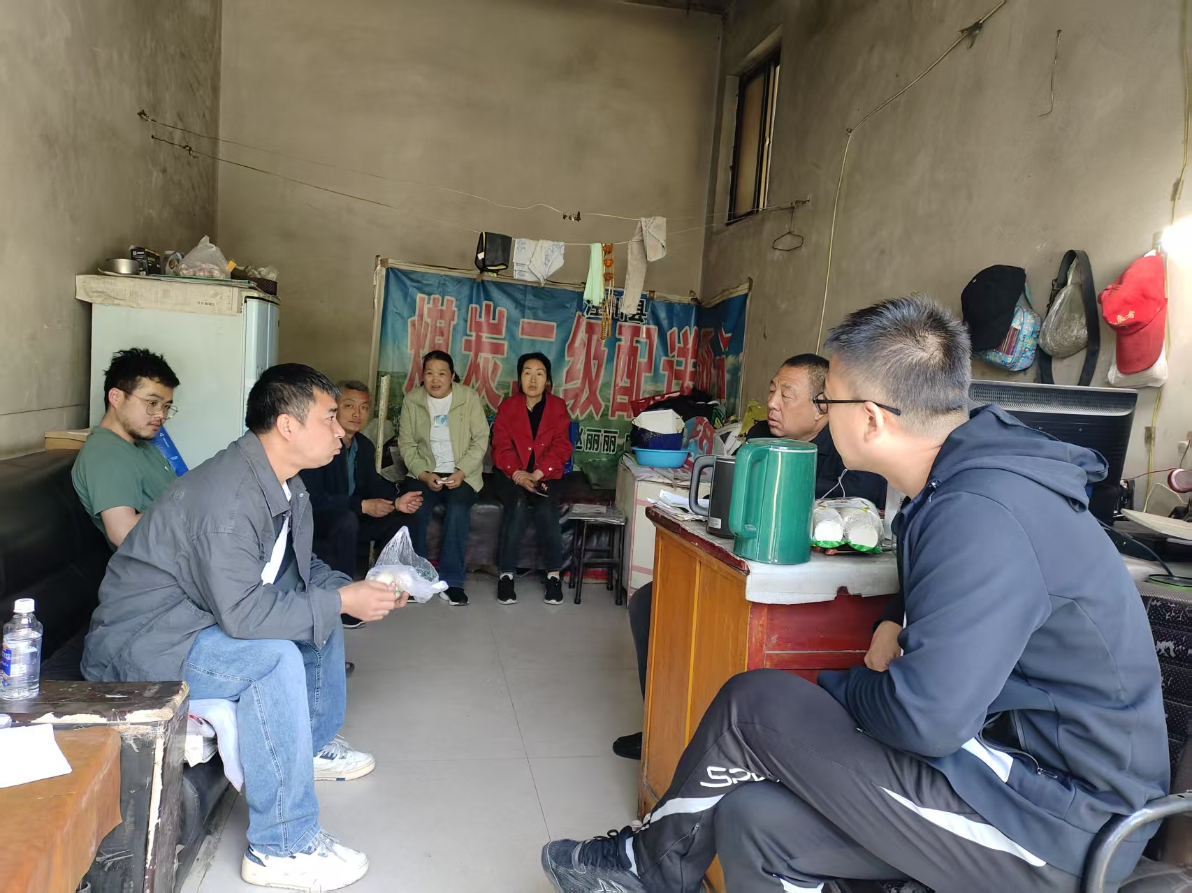 1760149952999012118.jpg 工作人员向居民宣讲政策.jpg